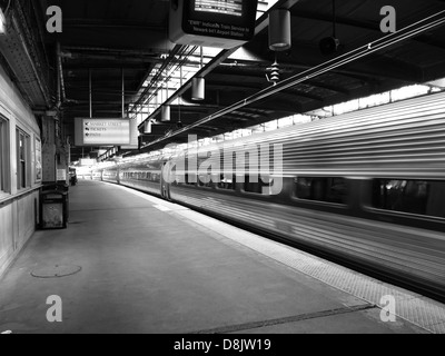 Ein Amtrak Zug Ankunft in einer leeren Plattform an der Newark Penn Station in Newark, New Jersey, USA Stockfoto