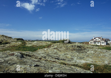 Felsvorsprung in der Nähe von Bull Bay Golf Club auf der Isle of Anglesey, Nordwales Stockfoto