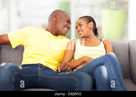 junge afrikanische amerikanische paar auf der Couch entspannen Stockfoto