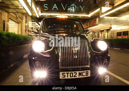 London Taxi, Black Cab, parkte auf dem Vorplatz des Savoy Hotel Stockfoto