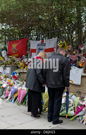 Blume sind links in der Szene wo Schlagzeuger Lee Rigby außerhalb Woolwich Barracks in London getötet wurde. Stockfoto