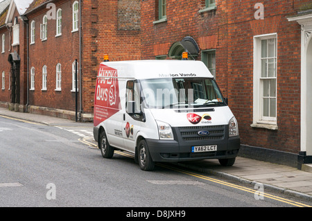 Virgin Media Ford Transit van geparkten auf doppelte gelbe Linien und Gehweg Pflaster Stockfoto