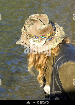 Pins schmücken auf Fishermans Hut. Stockfoto