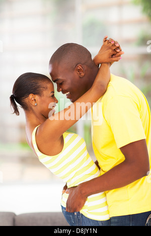 leidenschaftliche junge afrikanische Paare zu flirten und Spaß haben Stockfoto