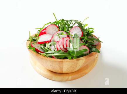 Schüssel mit Rucola-Salat und geschnittene Radieschen Stockfoto