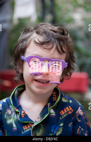 Junge mit Brille Neuheit Stockfoto