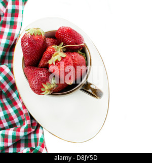 Erdbeeren im Cup, isoliert auf weiss, Textfreiraum, selektiven Fokus Stockfoto