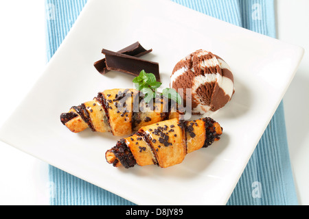 Chocolate Chip Croissants und Kugel Vanille Schokolade Eis Stockfoto