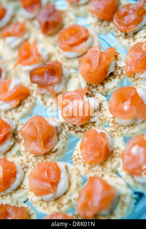 Geräucherter Lachs auf blinis Stockfoto