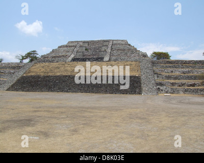 Dieses Bild zeigt die Pyramide von Xochicalco, eine antike archäologische Stätte im mexikanischen Bundesstaat Morelos. Die Pyramide, Teil der präkolumbianischen mesoamerikanischen Kultur, ist mit beeindruckenden Mauerwerken und für ihre historische Bedeutung bekannt. Es diente als zeremonielles Zentrum und war ein wichtiger Ort für die Erforschung der antiken mexikanischen Zivilisation. Stockfoto