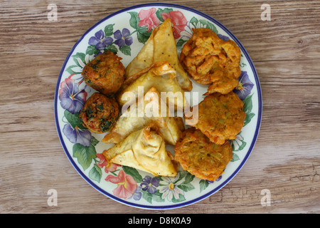 Indische vegetarische Vorspeisen auf Vintage Platte auf Holzuntergrund Stockfoto