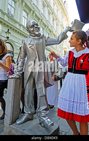 Statue von Schone Naci, der Mann mit Hut, Bratislava, Slowakei, Europa Stockfoto