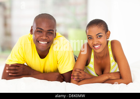 Nahaufnahme Portrait der jungen afrikanischen paar im Bett Stockfoto