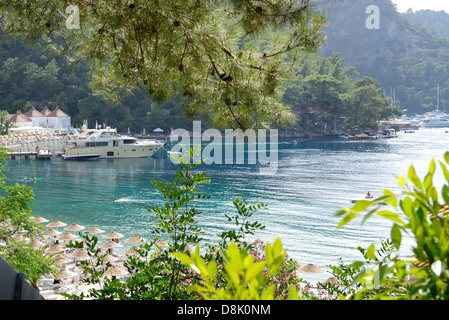 Yachten am Pier und Strand am Mittelmeer türkische Resort, Fethiye, Türkei Stockfoto