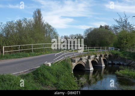 Brücke im Dorf East Kennet Stockfoto