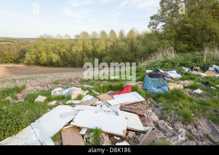 Illegale Fliege Kippen auf Ackerland in der englischen Landschaft, Worcestershire, England, UK Stockfoto