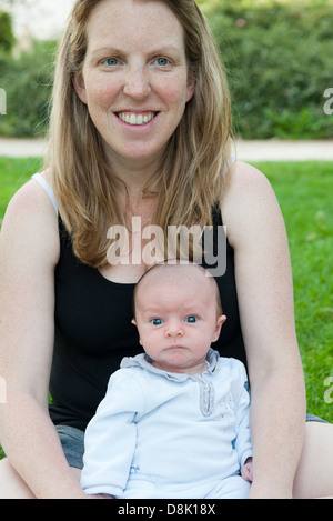 Mutter sitzt im Freien mit Baby, Porträt Stockfoto