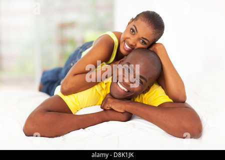 fröhliche junge schwarze paar im Bett liegend Stockfoto