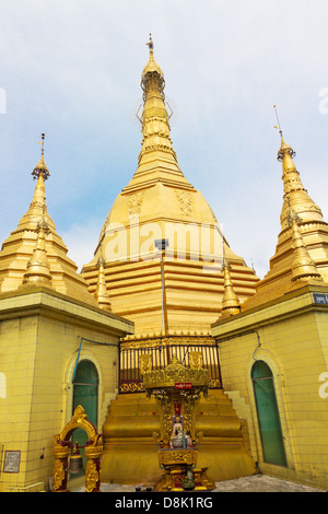 Goldene Sule-Pagode mit Schrein und Frieden Bell in Birma, Yangon, Stockfoto