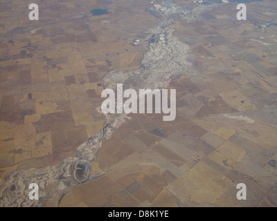 Ein ausgedehntes Gebiet von Salinen, in denen Salz aus der Verdunstung von Meerwasser gewonnen wird, das häufig in Küstenregionen zu finden ist. Stockfoto