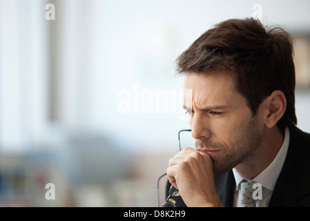 Geschäftsmann mit zerfurchte Stirn denken Stockfoto