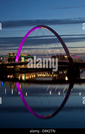Clyde Arc (Squinty Brücke) über den Fluss Clyde in Glasgow City Centre. Stockfoto