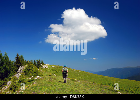 Wandern in den Karpaten (Rumänien) in Tarnovu Ridge. Stockfoto