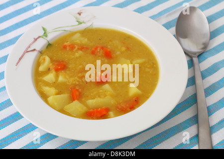 Rote Linsen und Karotten-Suppe Stockfoto