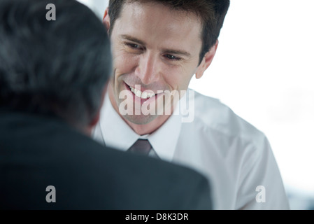 Unternehmer treffen mit Kollegen Stockfoto