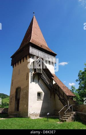 Birthälm Wehrkirche in Siebenbürgen, Turm von der Wand. Rumänien. Stockfoto