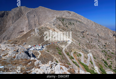 Profitis Elias ist der höchste Berg der Insel Santorini, Griechenland. Ein Asplaht Straßenverbindung Kamari Dorf mit antiken Thira. Stockfoto