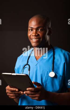 Afrikanische amerikanische Arzt mit Tablet-PC auf schwarzem Hintergrund Stockfoto