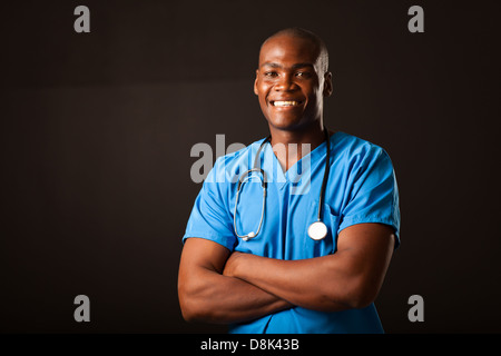 junge afrikanische amerikanische Arzt Porträt über schwarzen Hintergrund Stockfoto