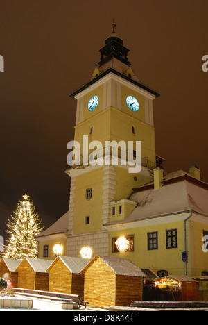 Des Rates Square von Brasov, Weihnachtstage, Nachtansicht. Siebenbürgen, Rumänien.