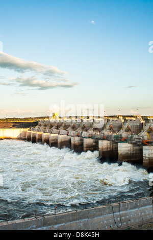 Überlauf von Estreito Wasserkraftwerk, im Nordosten Brasiliens. Estreito, Maranhao, Brasilien. Stockfoto