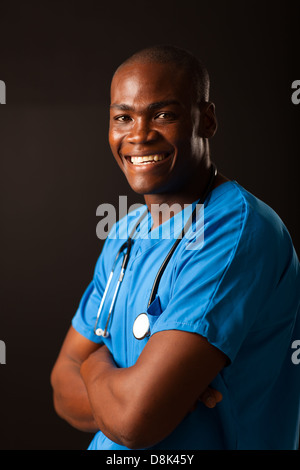 glücklich afrikanische amerikanische medizinische Arbeiter Studioportrait auf schwarzem Hintergrund Stockfoto