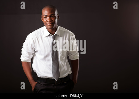 hübscher junger afrikanischer Amerikaner Mann auf schwarzem Hintergrund Stockfoto