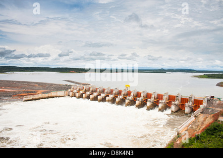 Luftbild von der Hochwasserentlastung von Estreito hydroelektrische Kraftwerke überspannenden auf Tocantins Fluss im Nordosten Brasiliens. Stockfoto