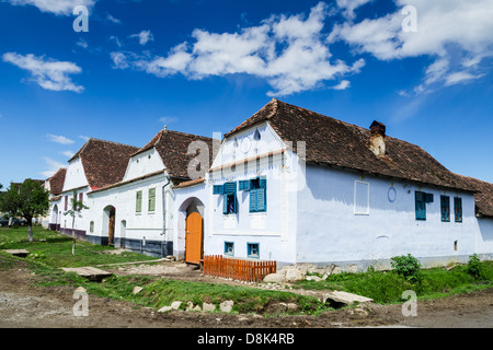 Deutsch-Weißkirch Village ist eine sächsische Landgemeinde mit Wehrkirche in Siebenbürgen, Wahrzeichen von Rumänien. Stockfoto