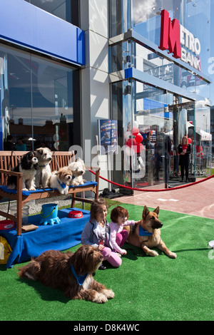 Am 3. Mai 2013 wurde die 18. Niederlassung der Metro Bank in Slough, in der englischen Stadt, eröffnet Stockfoto