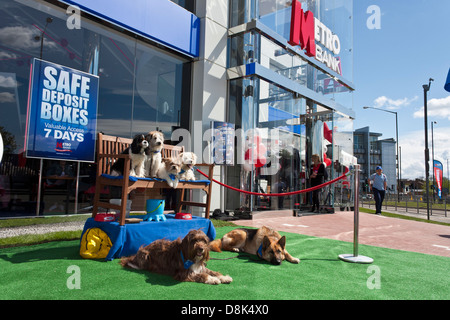 Am 3. Mai 2013 wurde die 18. Niederlassung der Metro Bank in Slough, in der englischen Stadt, eröffnet Stockfoto