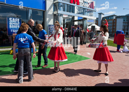 Die 18. Filiale der Metro Bank in Slough, Berkshire, England am 3. Mai 2013 eröffnet. Mädchen verkleidet kostenloses Popcorn verteilen. Stockfoto