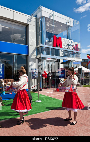 Die 18. Filiale der Metro Bank in Slough, Berkshire, England am 3. Mai 2013 eröffnet. Mädchen verkleidet kostenloses Popcorn verteilen. Stockfoto