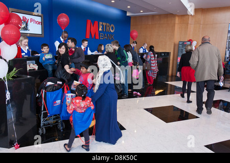 Die 18. Filiale der Metro Bank in Slough, Berkshire, England am 3. Mai 2013 eröffnet. Kunden eröffnen Konten an den Schaltern. Stockfoto