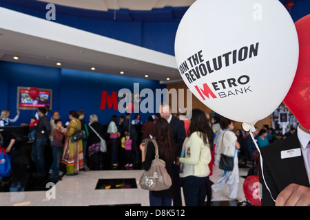 Die 18. Filiale der Metro Bank in Slough, Berkshire, England am 3. Mai 2013 eröffnet. Kunden eröffnen Konten an den Schaltern. Stockfoto