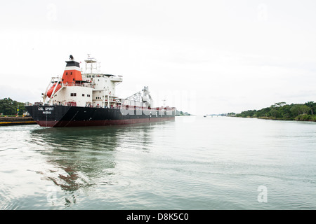 Frachtschiff in den östlichen Eingang des Panama-Kanals. Stockfoto