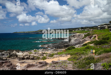 Die Menschen gehen im malerischen Kapalua Coastal Trail auf Maui Stockfoto