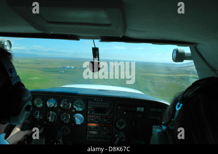 Endanflug auf Bakkaflugvöllur Flugplatz in einer Cessna-Flugzeuge - eine kleine Landebahn im Süden Islands Stockfoto