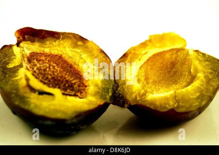 Dieses Bild zeigt eine Auswahl an geschnittenen Früchten, die ordentlich angeordnet sind, um ihre lebendigen Farben und Texturen zu präsentieren. Die Frucht umfasst eine Vielzahl von Arten, wie Zitrusfrüchte, Melonen und Beeren, die Frische und gesunde Ernährung betonen. Stockfoto