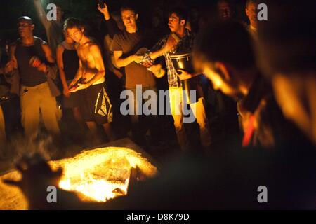 30. Mai 2013 - schlagen Luftgüte-Regler ein Verbot von fast 850 Lagerfeuern entlang Meilen der Küstenlinie in Los Angeles und Orange County. Bild: 3. Juli 2012 - Laguna Beach, Kalifornien, USA - eine Gruppe von Teilnehmern in den Vollmond Drum Circle am State Beach Aliso Gesang und Schlagzeug Lagerfeuer. Der Vollmond Drum Circle begann im Jahr 2003 und hat jetzt eine Teilnahme von 200-300 Personen im Sommer und 50-100 Personen in den Wintermonaten.  (Kredit-Bild: © Jerry Englehart Jr./ZUMAPRESS.com) Stockfoto